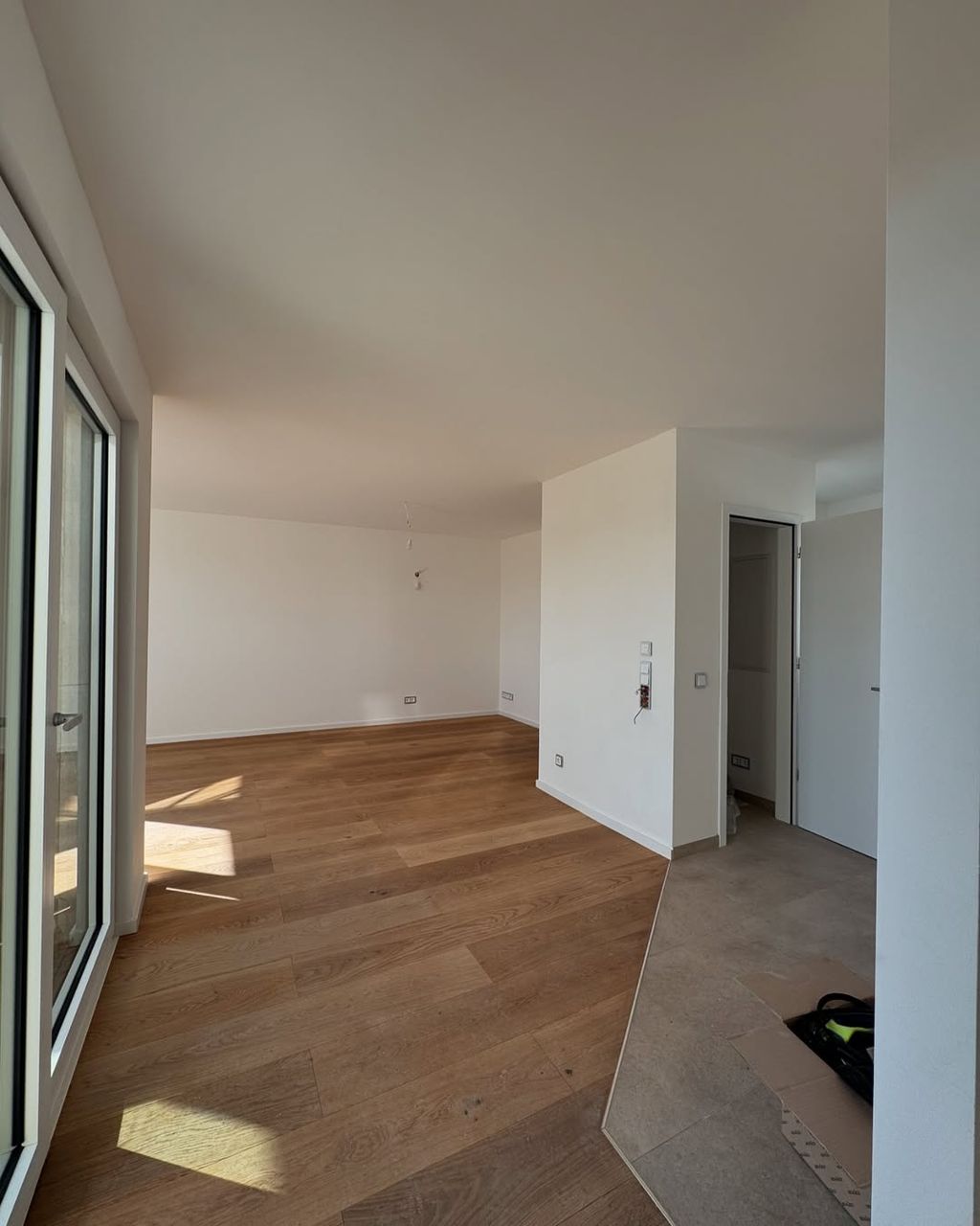 Fertiggestellte Wohnung mit Eichenparkett und bodentiefer Fensterfront